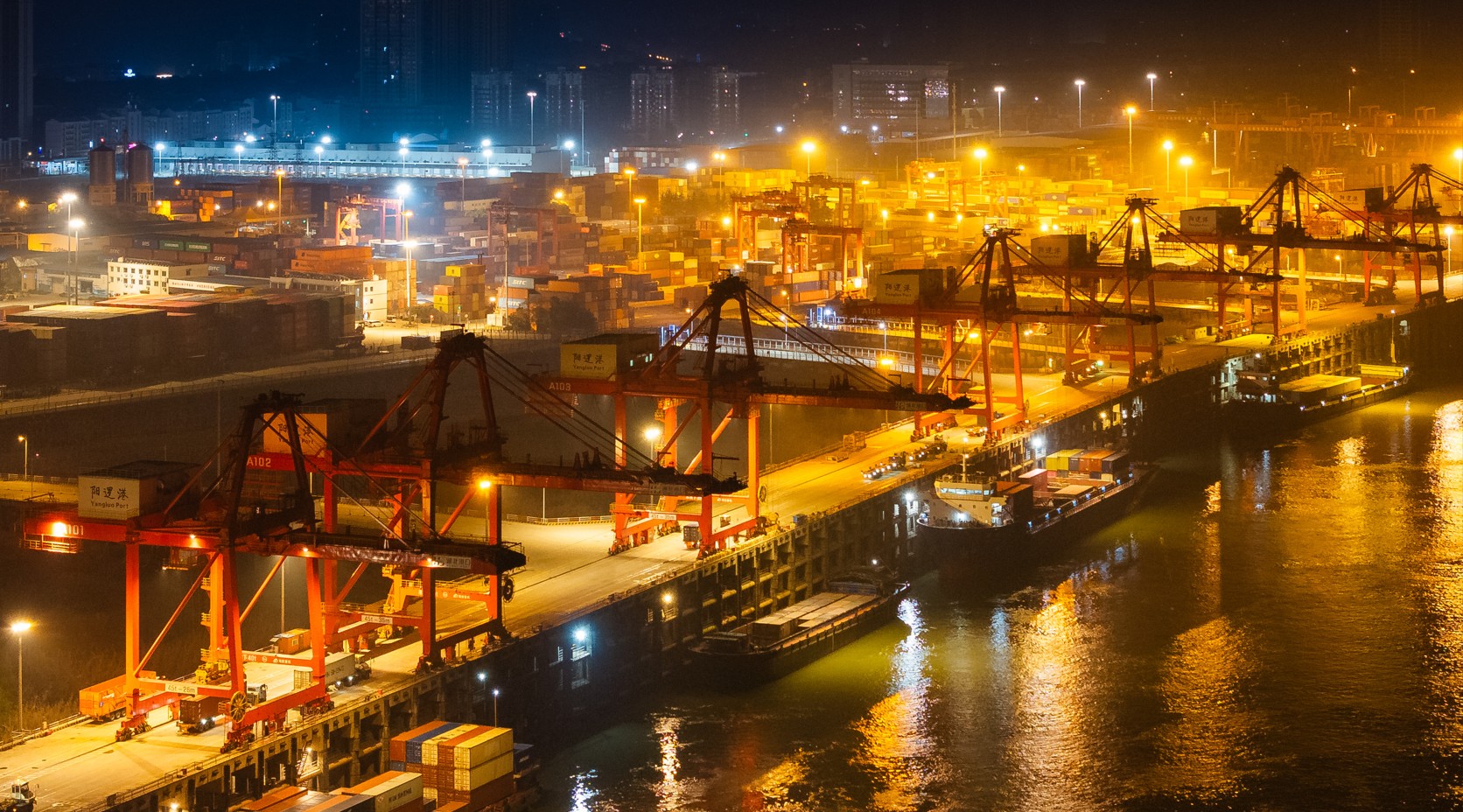 两会解析｜对话郑永年：中国市场大而不“强”，如何破局？